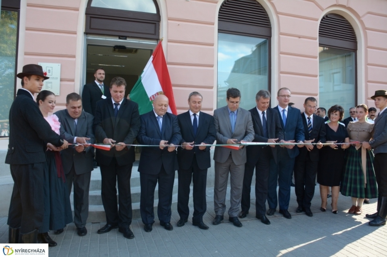 Átadták az új kormányablakot Nyíregyházán