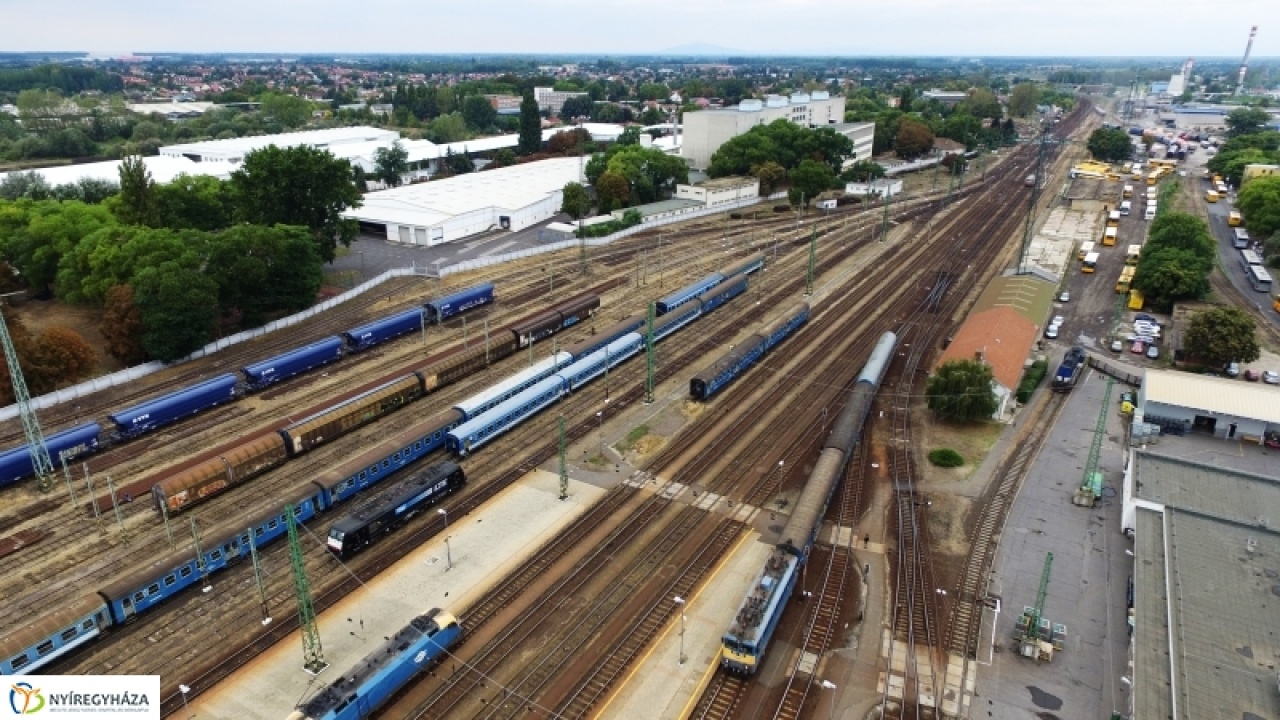 Messziről minden vonat makettnek tűnik