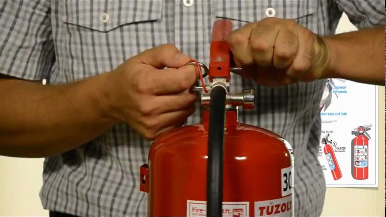 Tűzvédelmi szakemberek dolgoznak az iskolákban is