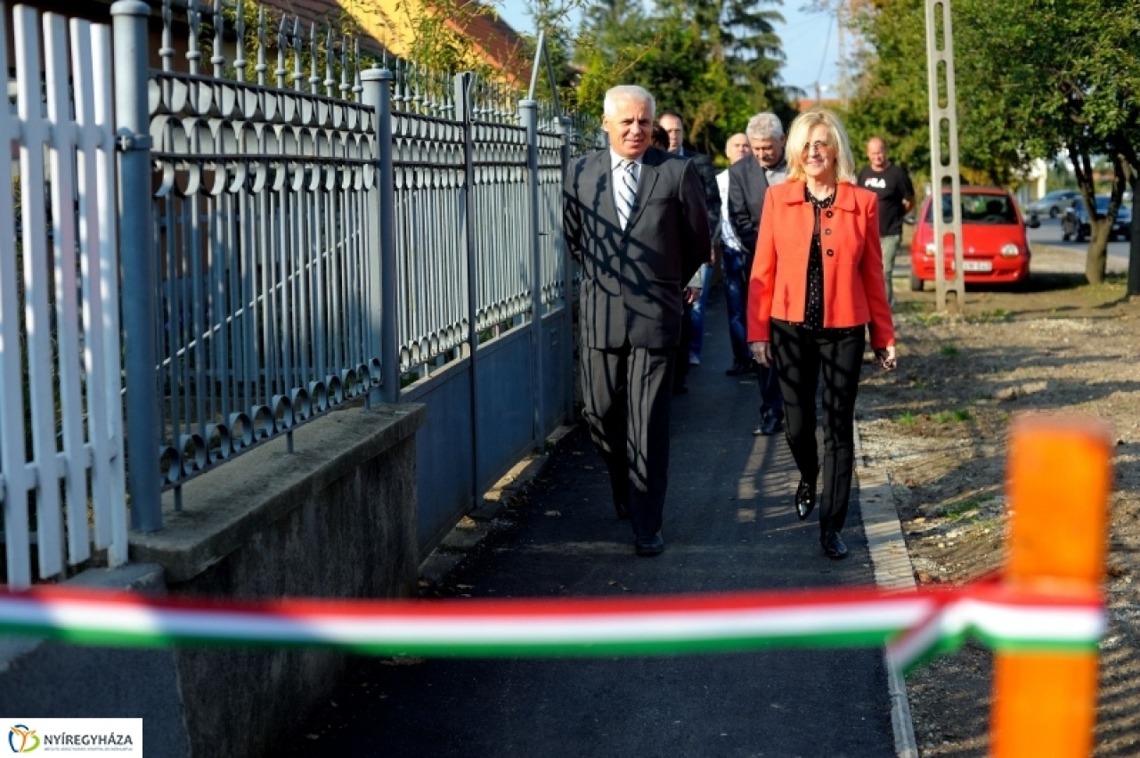 Kész a járda a Család utcában