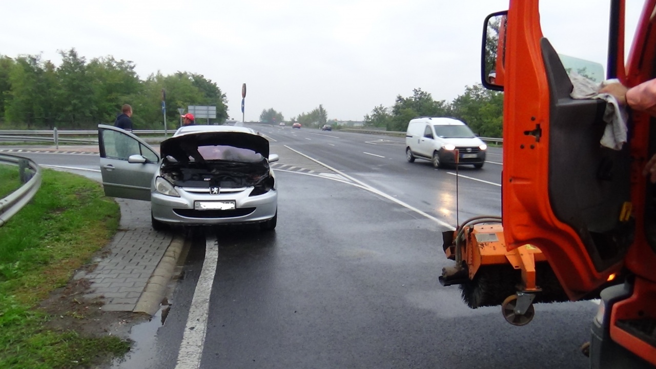 Kigyulladt egy autó az M3-asnál