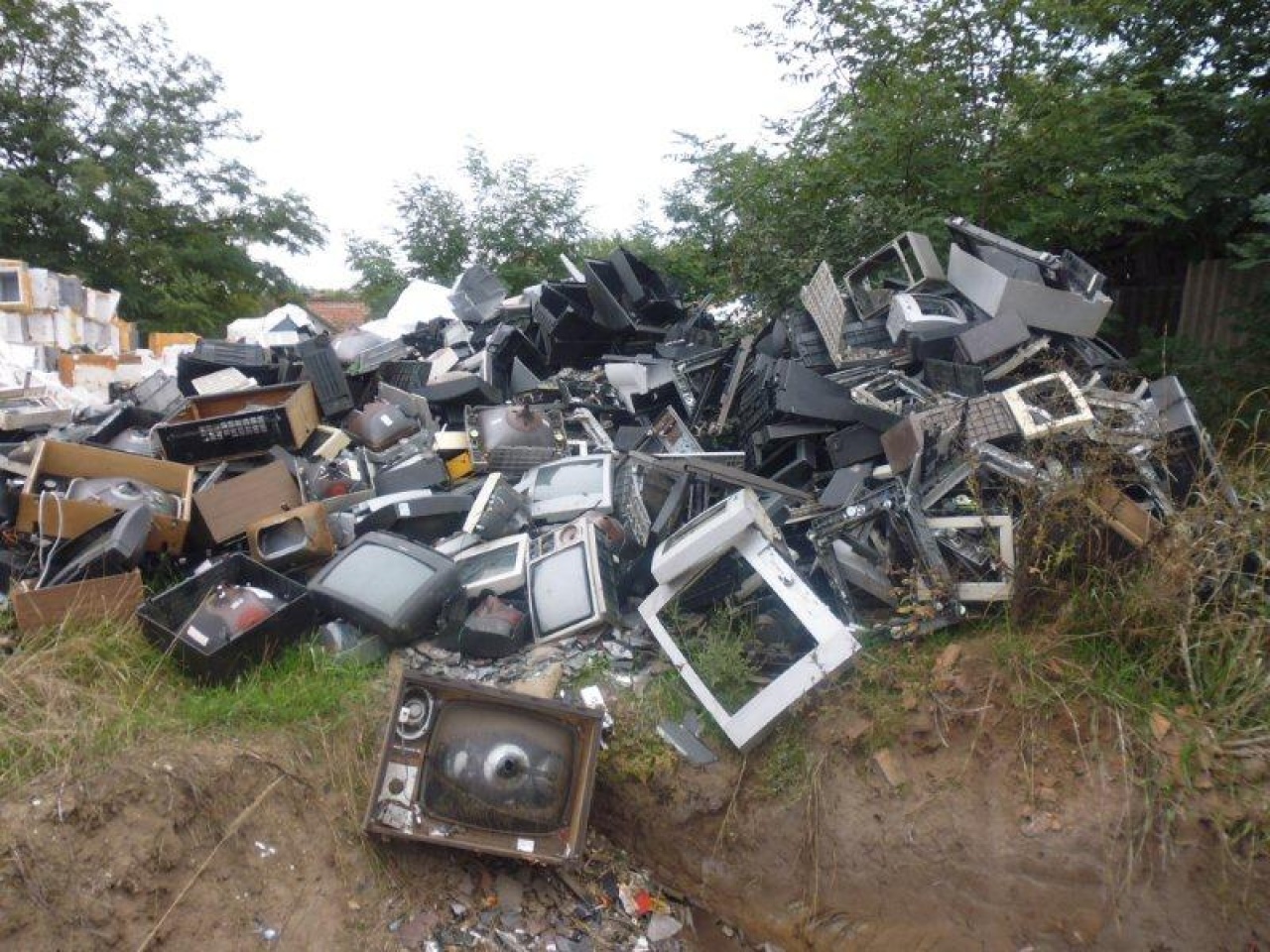 Fém- és hulladékhegyek a „gyűjtő” telepén