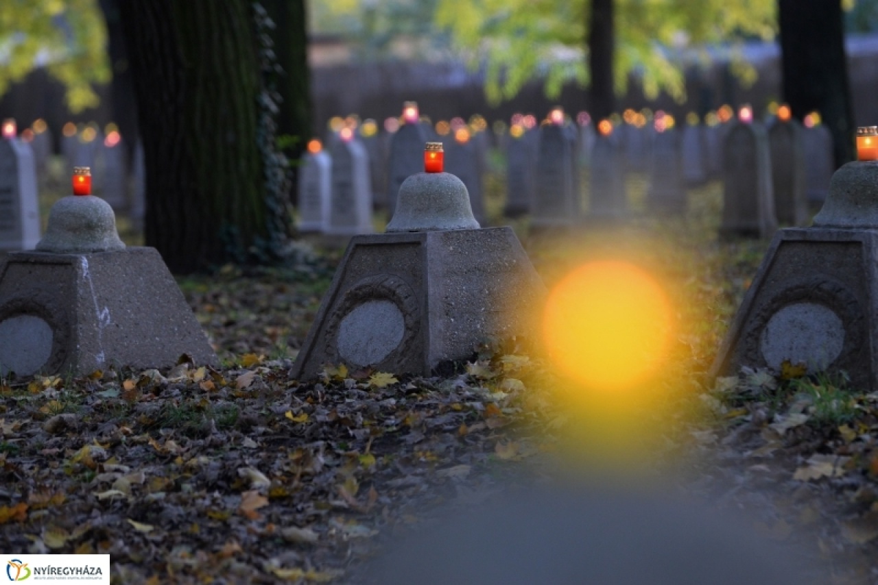 2800 mécses égett a Hősök temetőjében