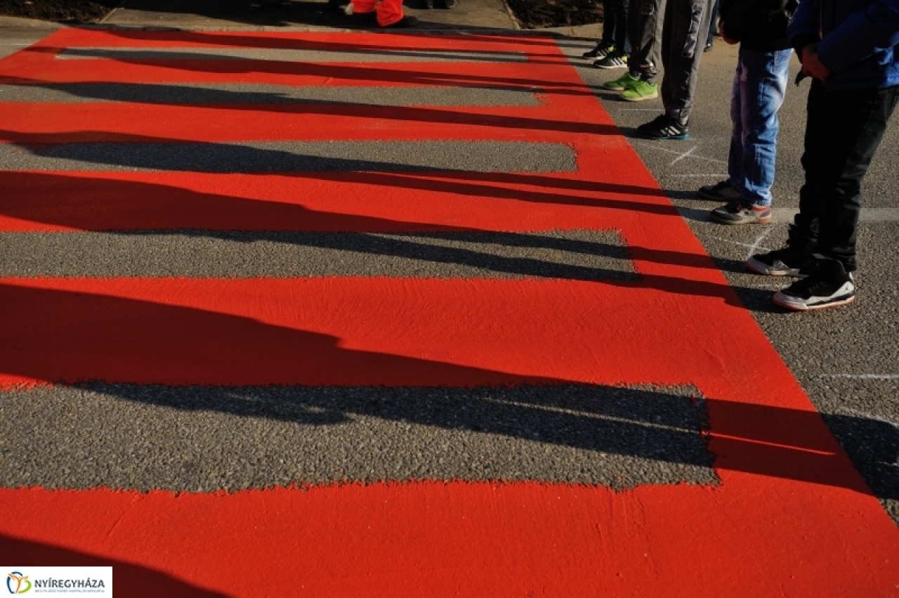 Új zebra az Alma utcán