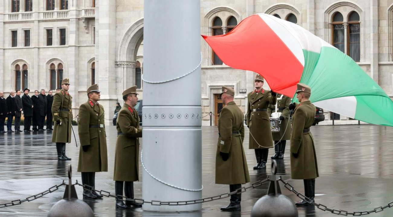 Félárbócra engedték a nemzeti lobogót