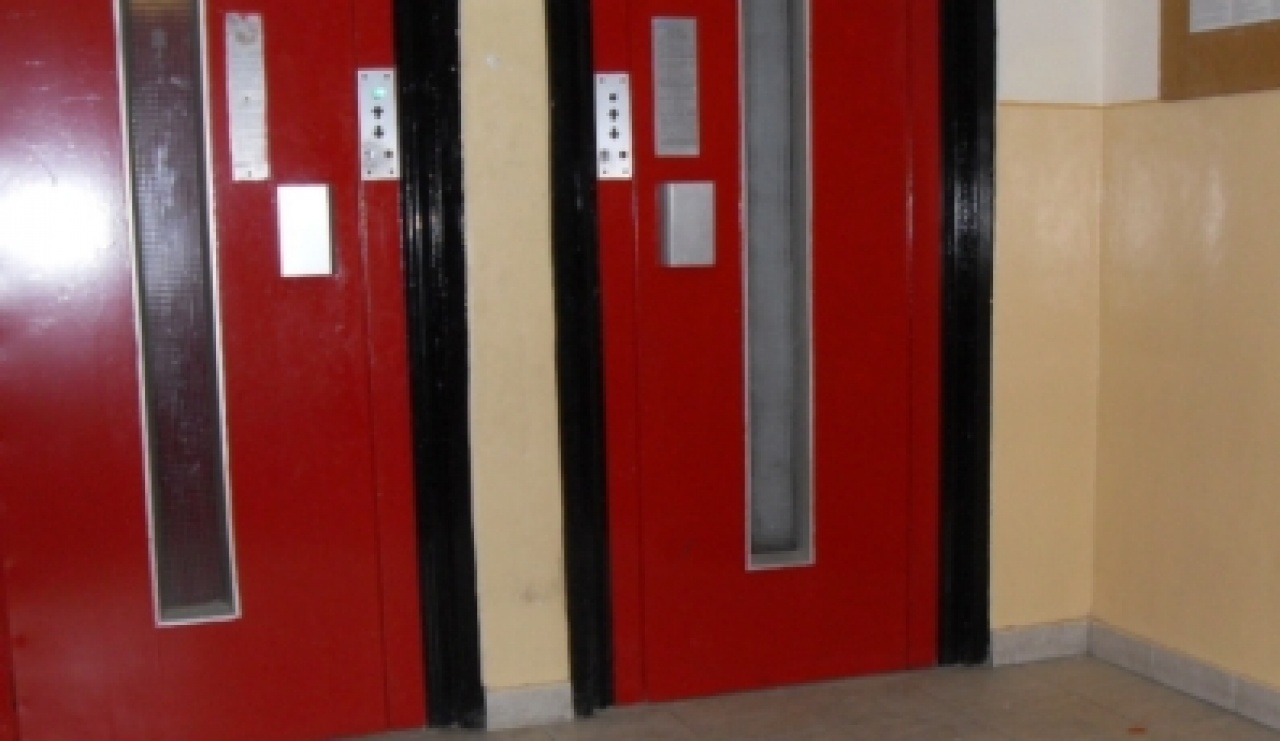 Gyerekek rekedtek a liftben