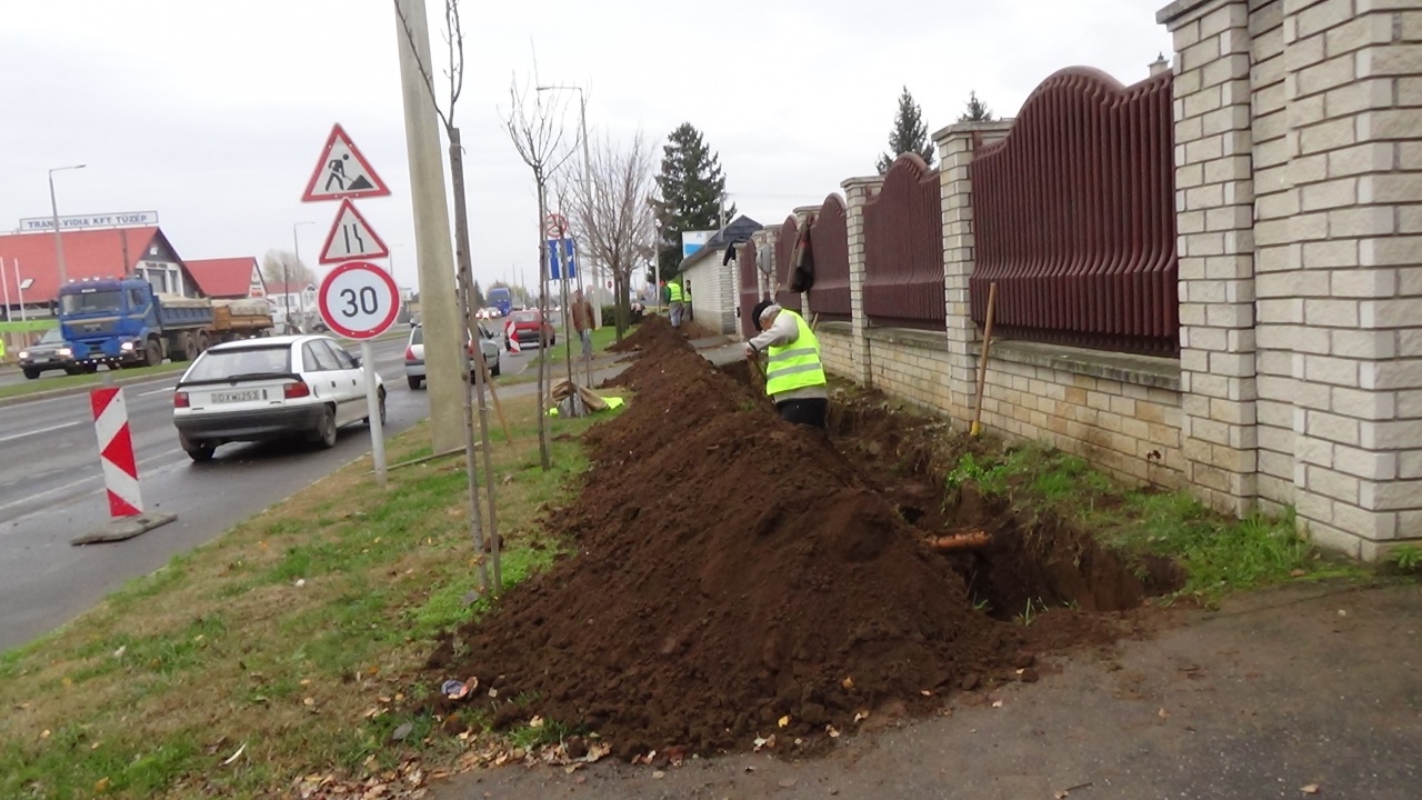 Felbontották a járdát