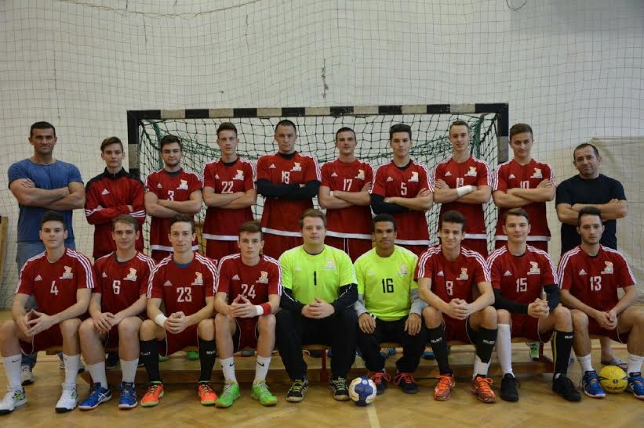 Élen a junior kézisek