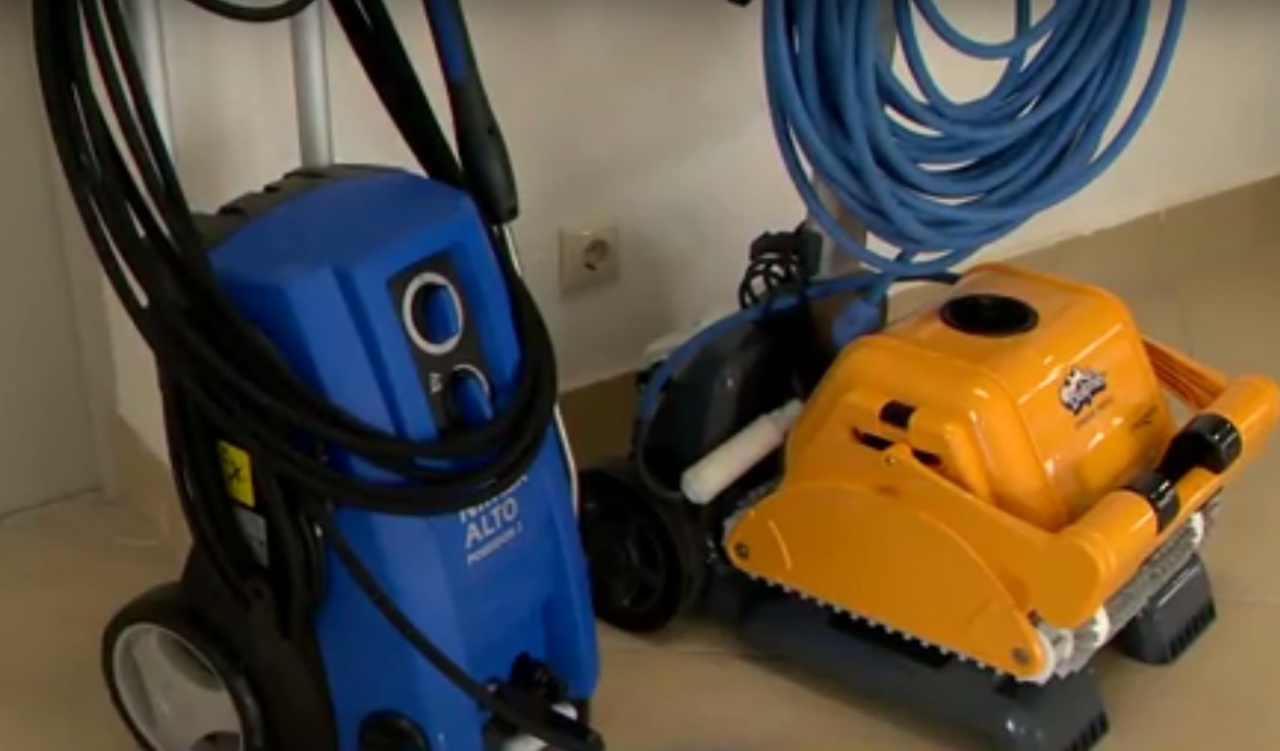 Robotporszívó dolgozik a medence alján