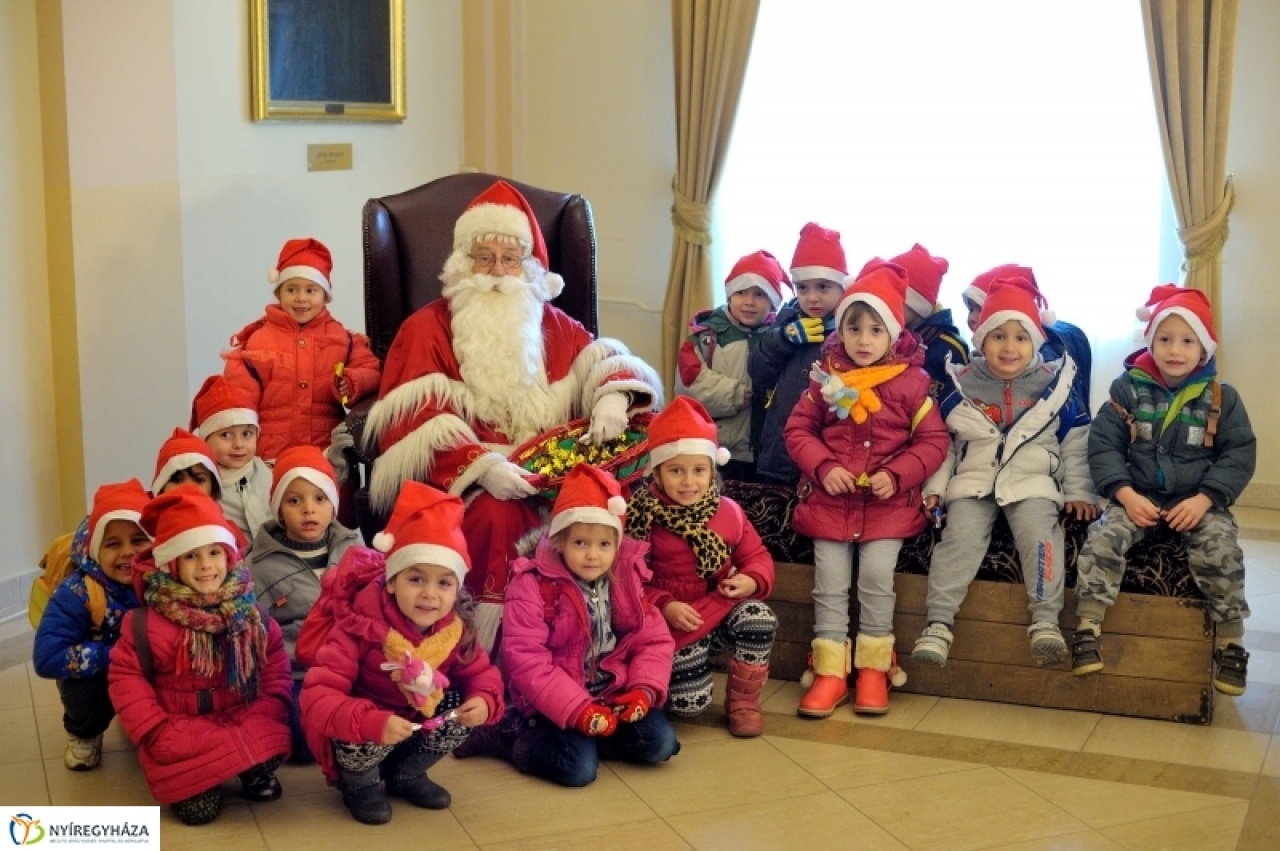 Városházi kuckójában várja a gyerekeket a Mikulás
