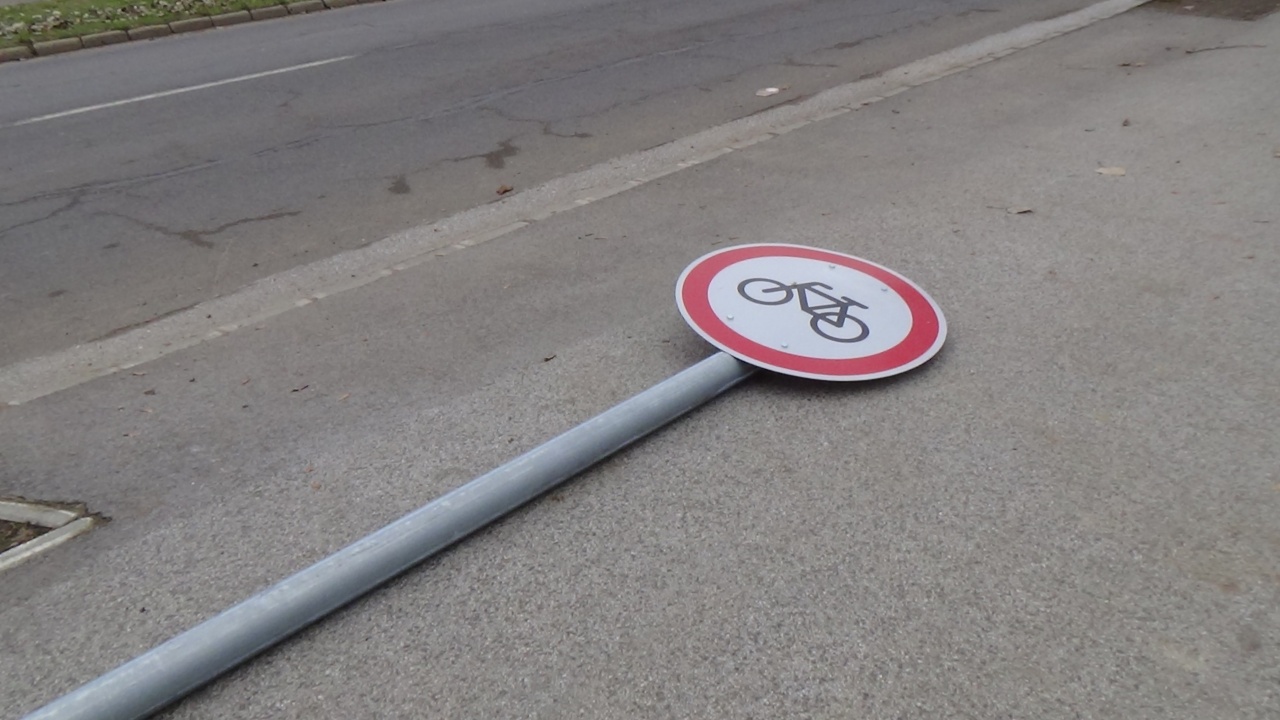 Közlekedési táblát döntött ki egy autó