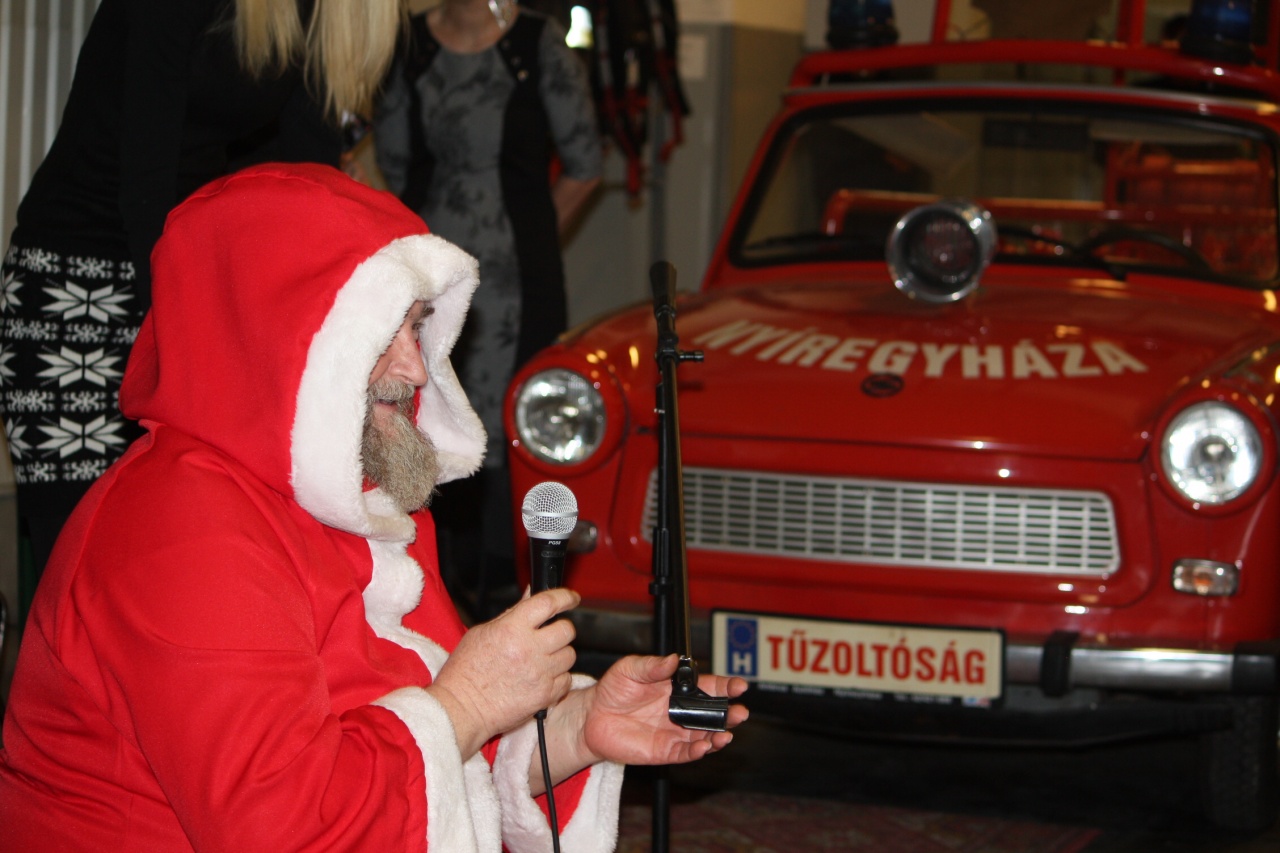 Lángoló szeretettel várták a Tűzoltó Mikulást Nyíregyházán