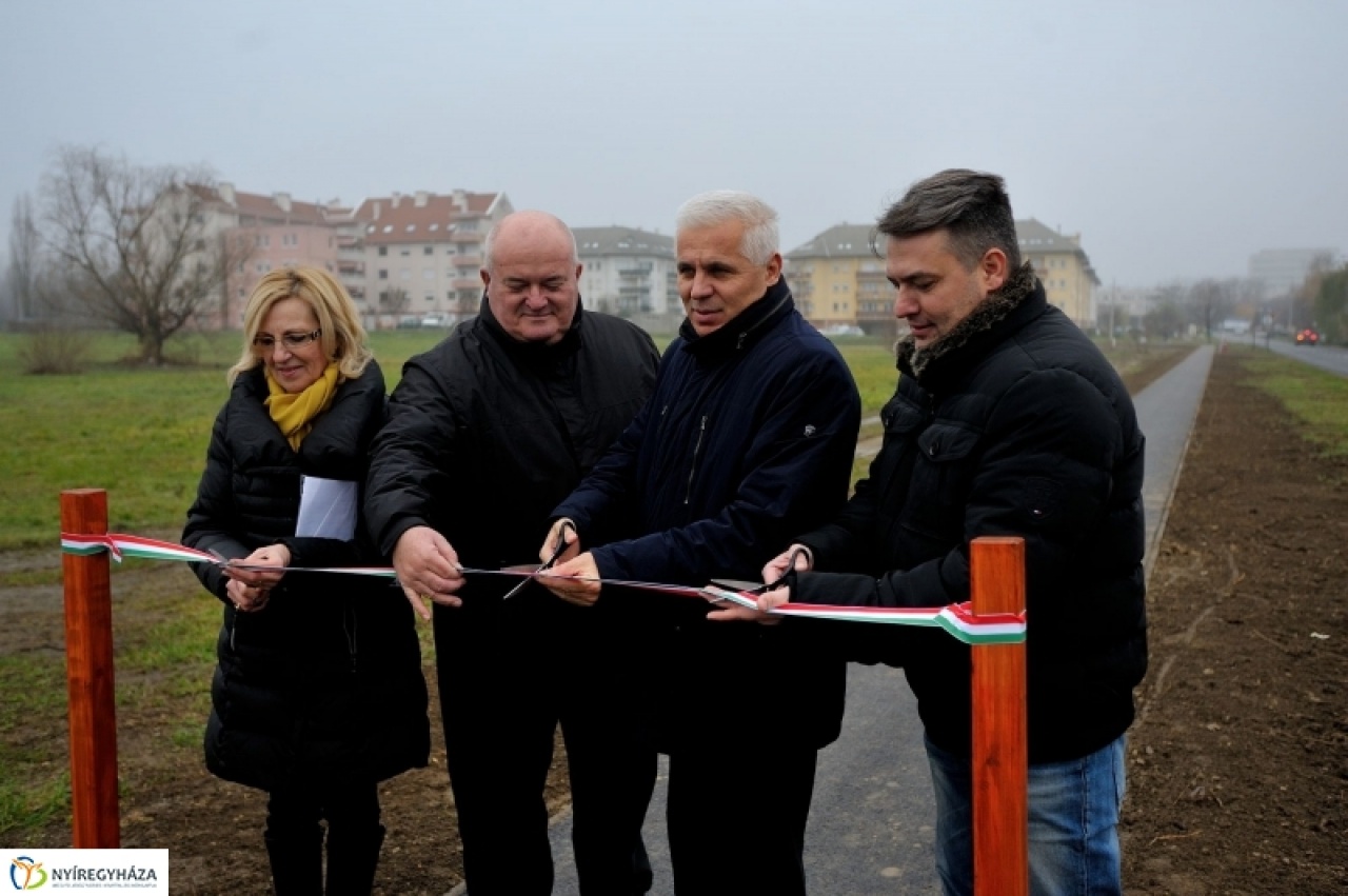 Átadták a járdát a 4-es huszárok útján