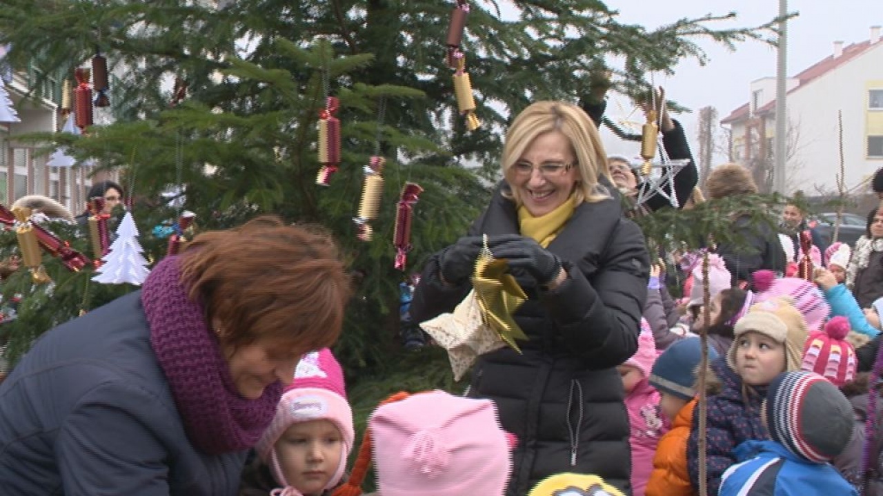 Feldíszítették a fenyőfát