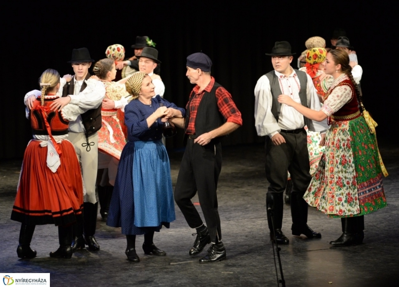 Gálázott a Szabolcs Táncegyüttes