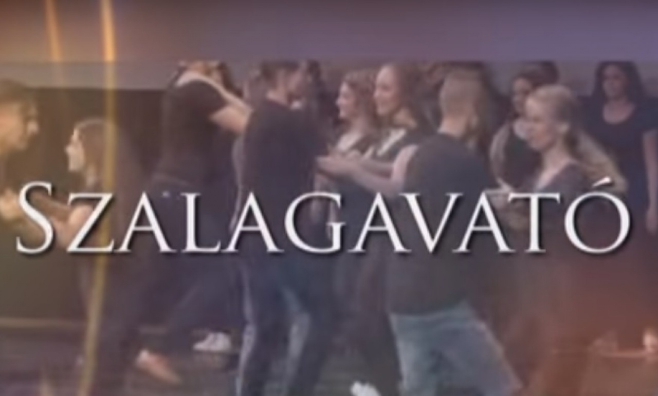 A színpadon a művészetisek