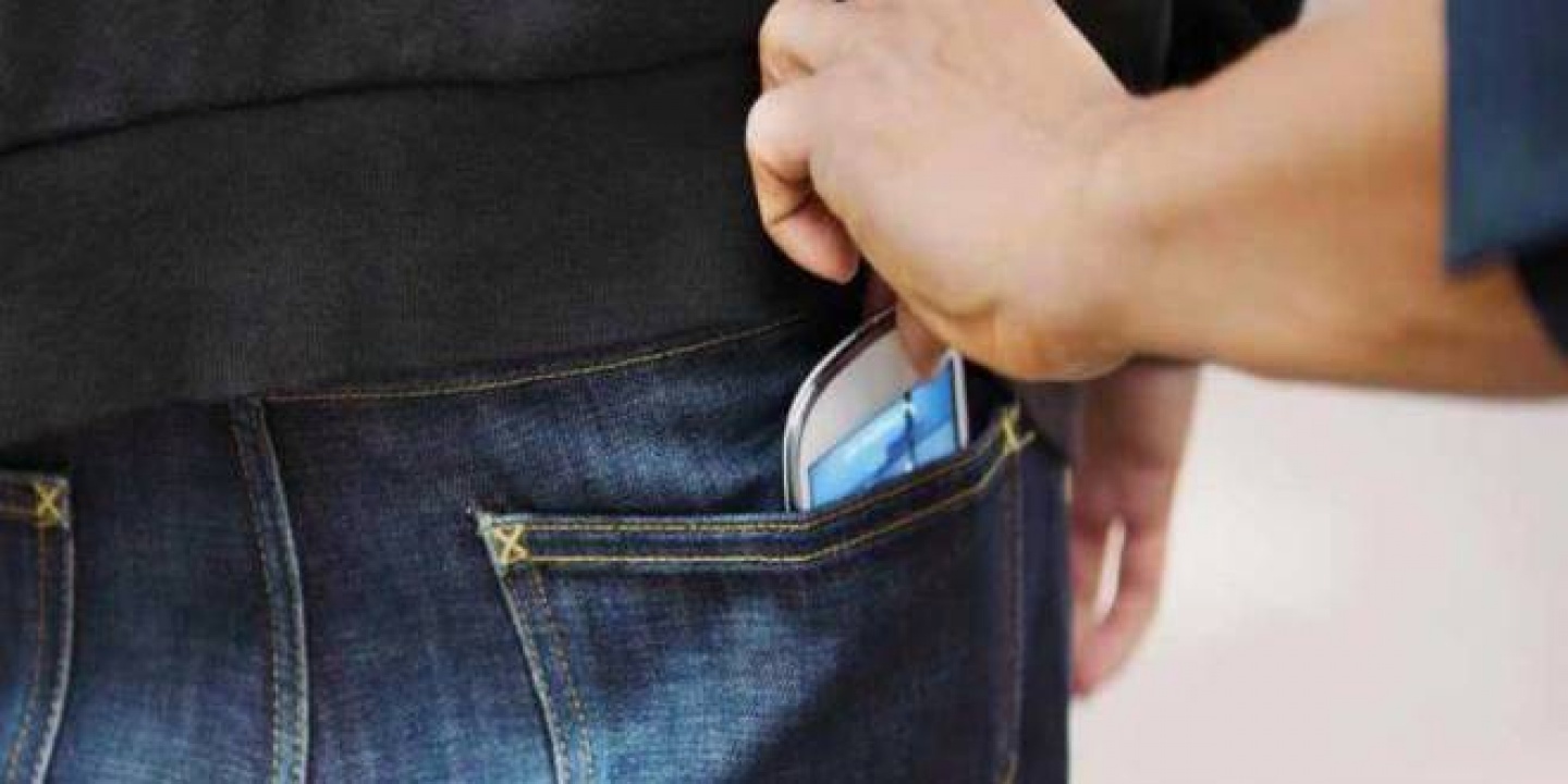 Nagy tételben lopta a mobilokat