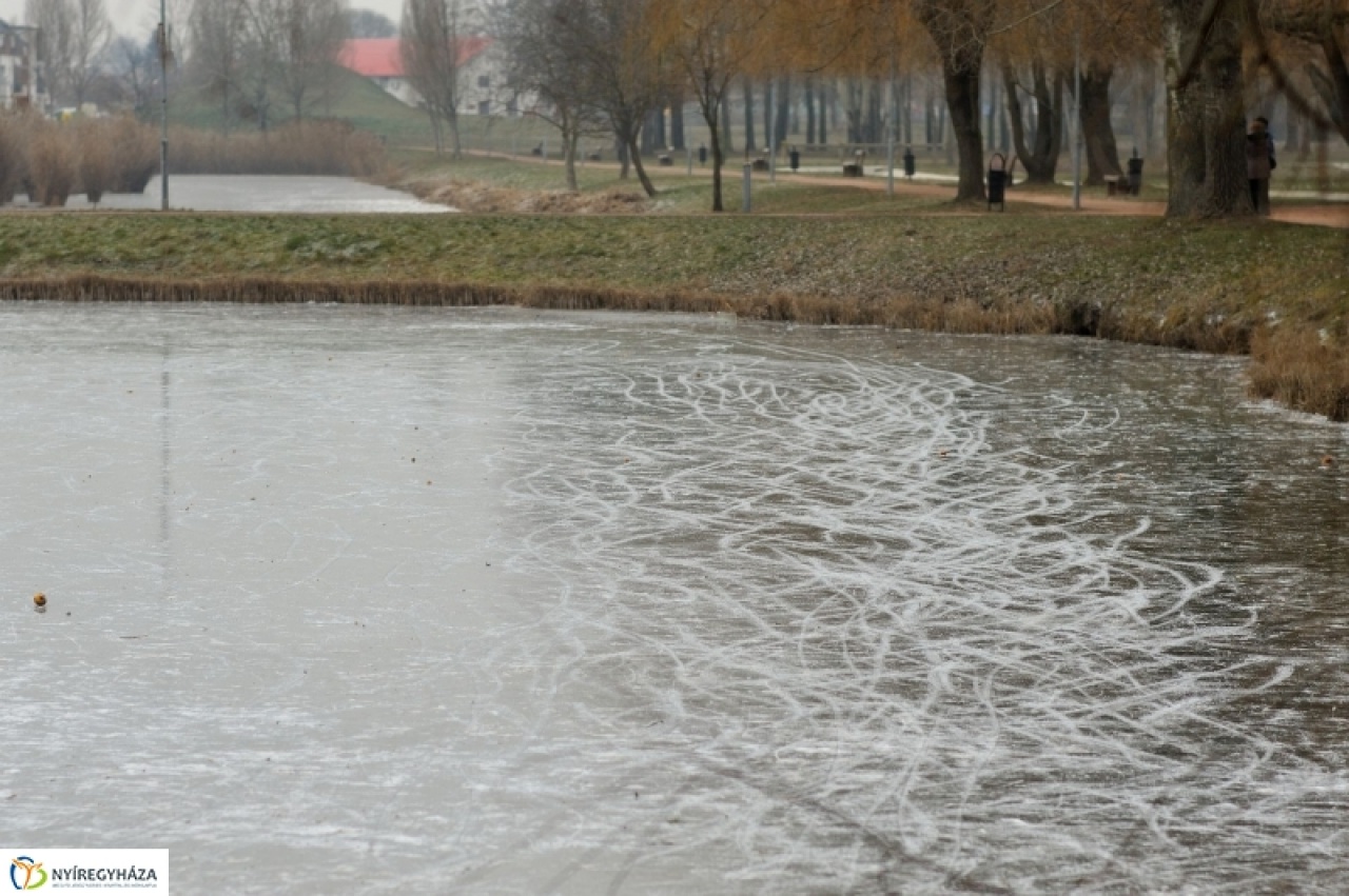 Tilos a tavakon korcsolyázni