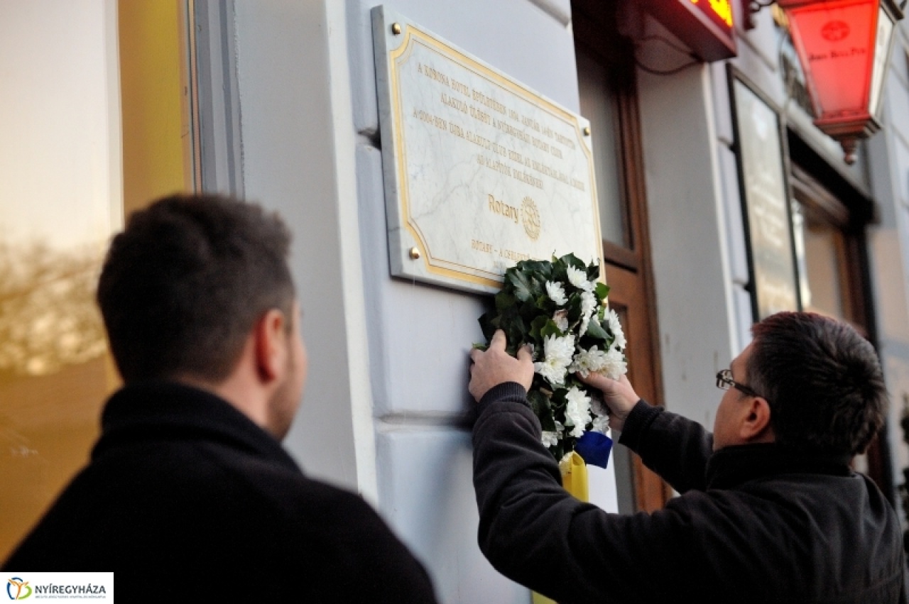 Emléktáblát avatott a Rotary Club Nyíregyháza