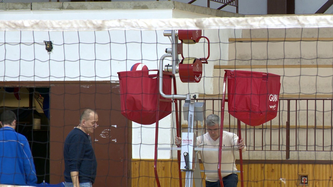 Adogatógép segíti a röplabdásokat