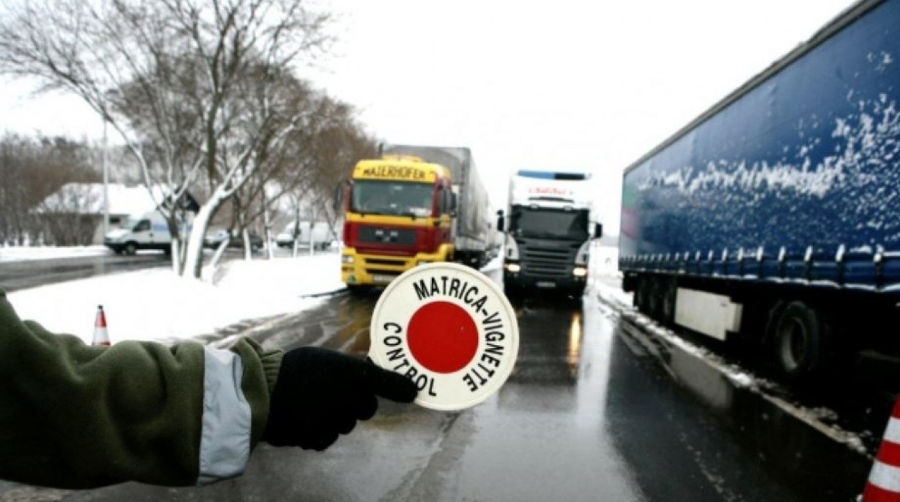 Vasárnap éjfélig érvényesek a tavalyi autópálya-matricák