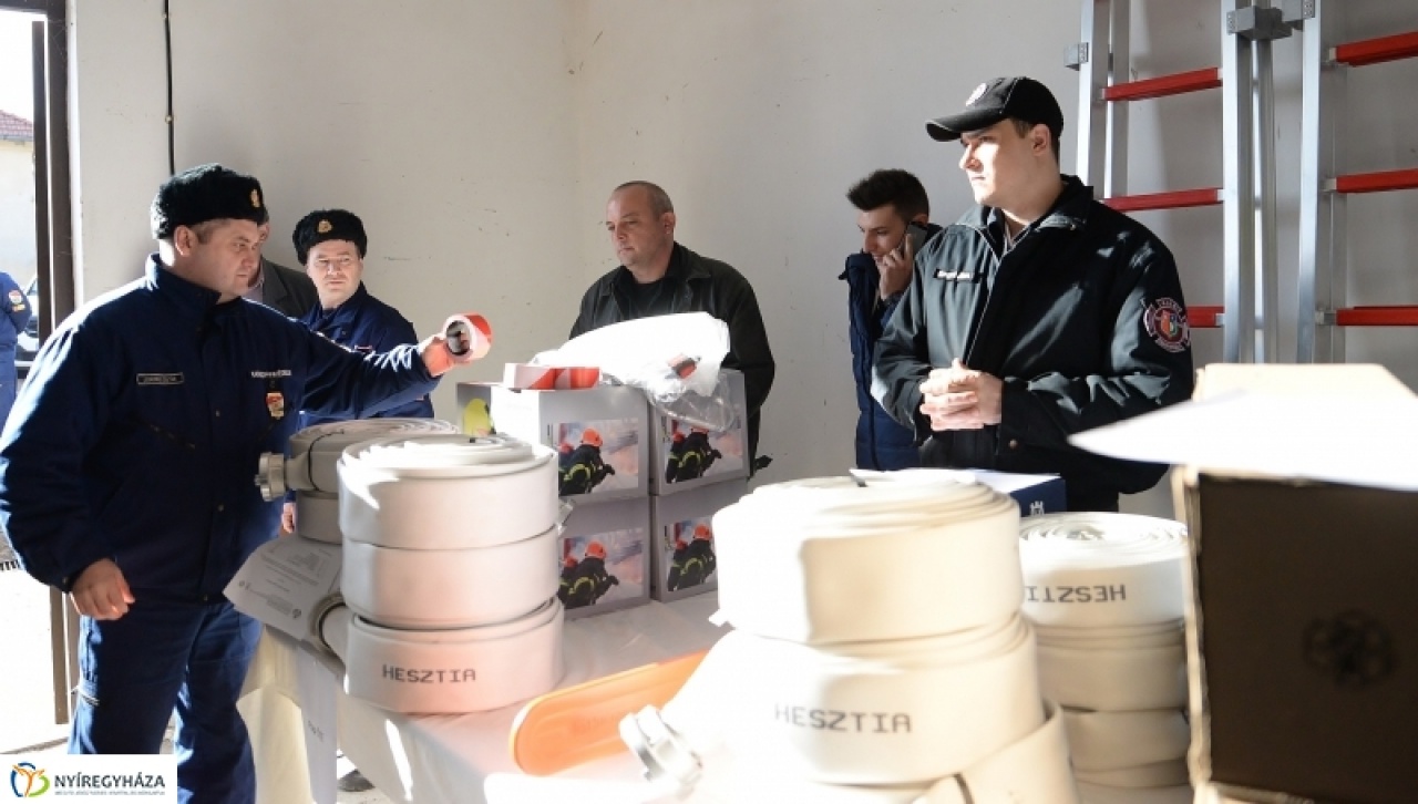 Védőfelszereléseket kaptak az önkéntesek