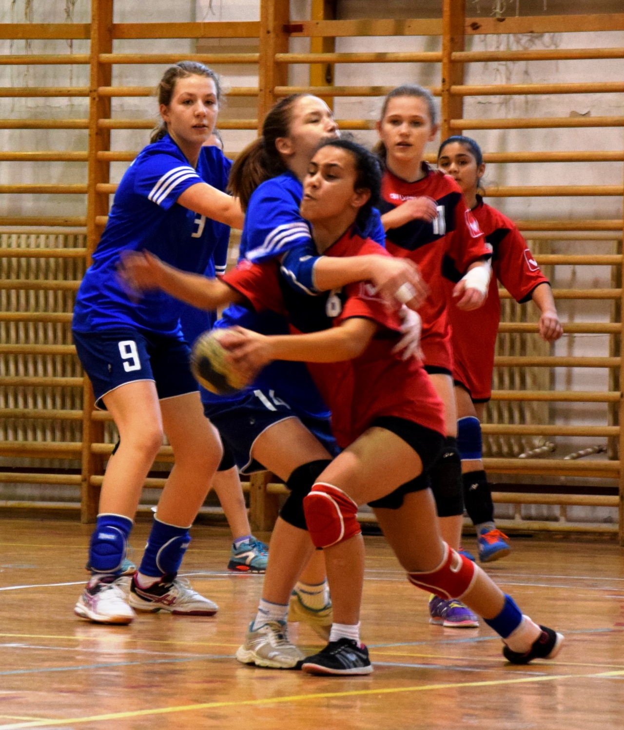 Mozgalmas és küzdelmes