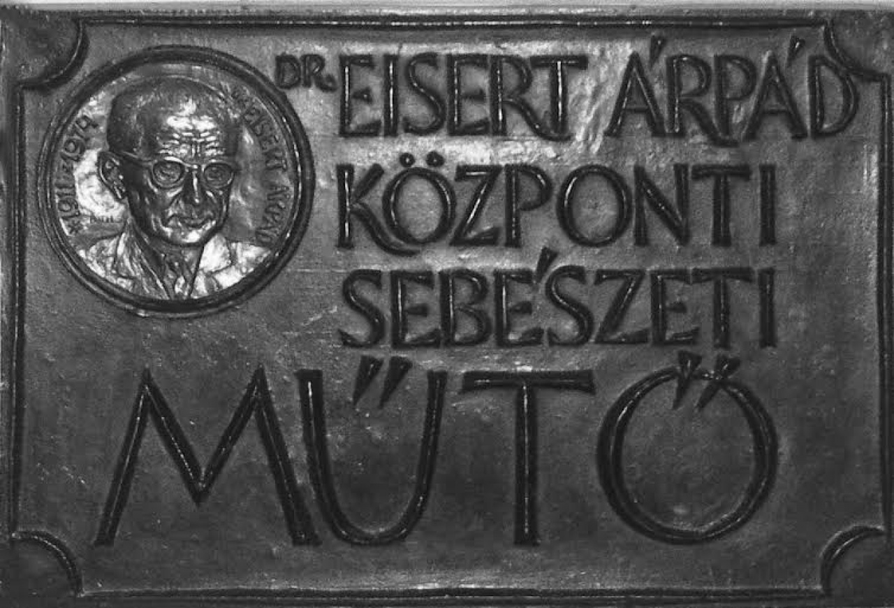 Tisztelgés dr. Eisert Árpád emléktáblája előtt