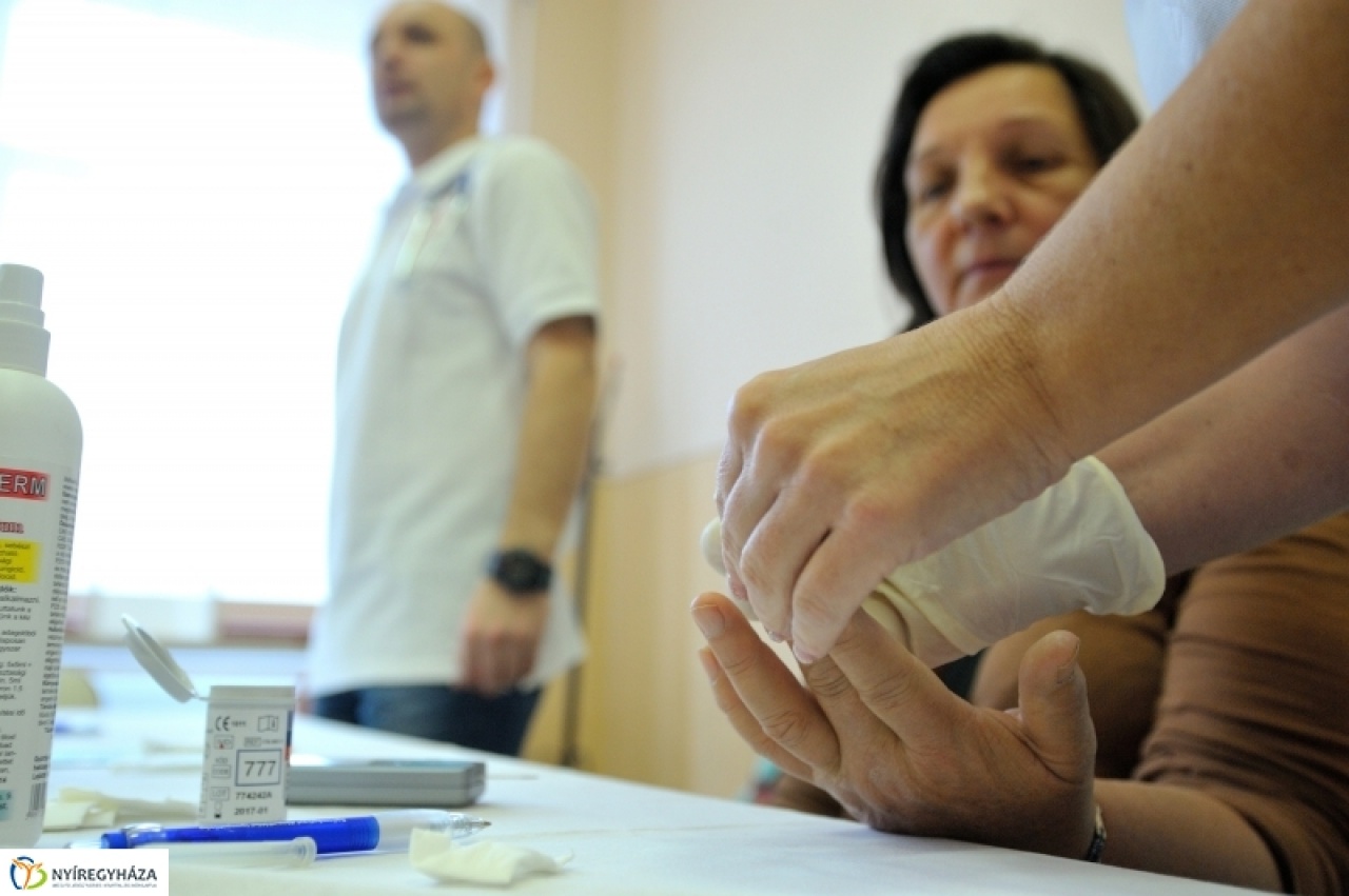 Több mint fél évszázada szúrja magát