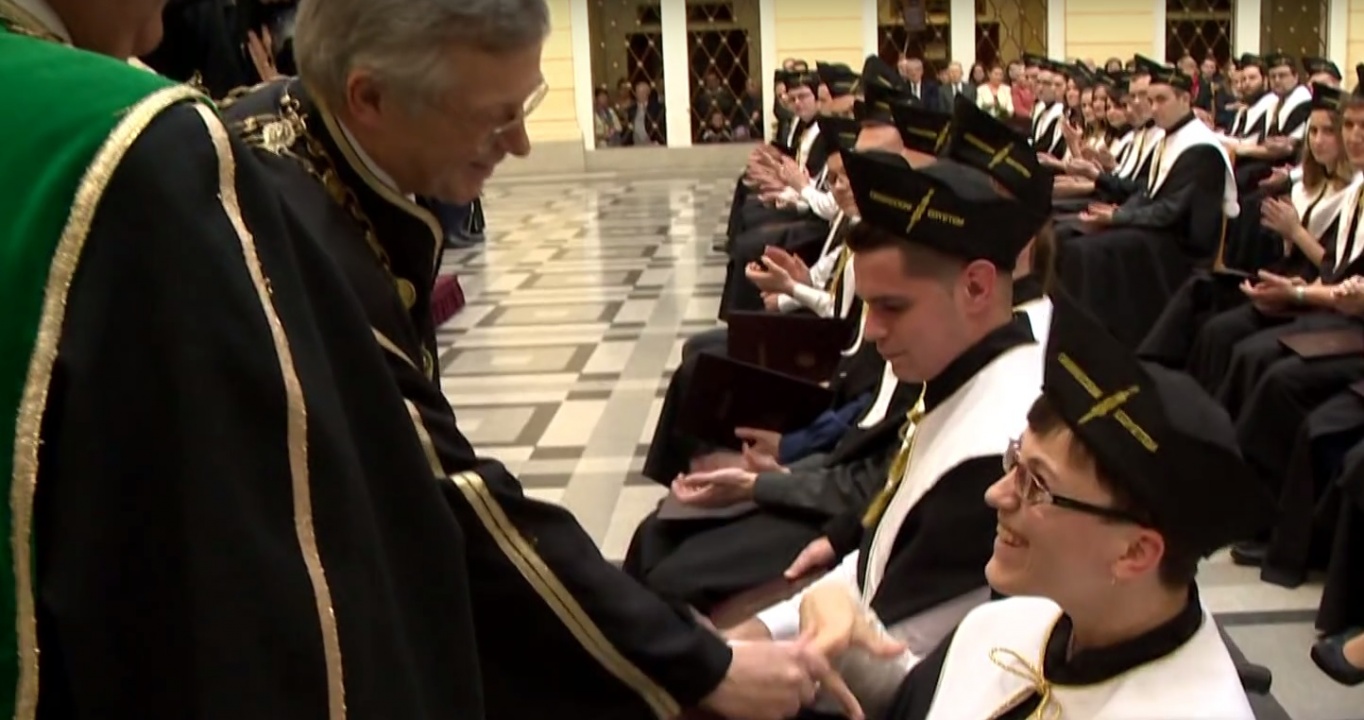 Küzdelmes út a diplomáig