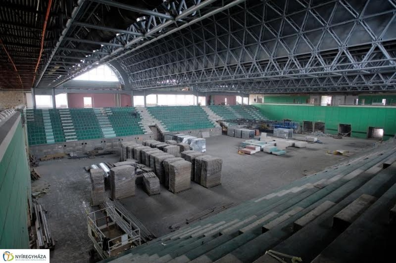 Tartják a határidőt