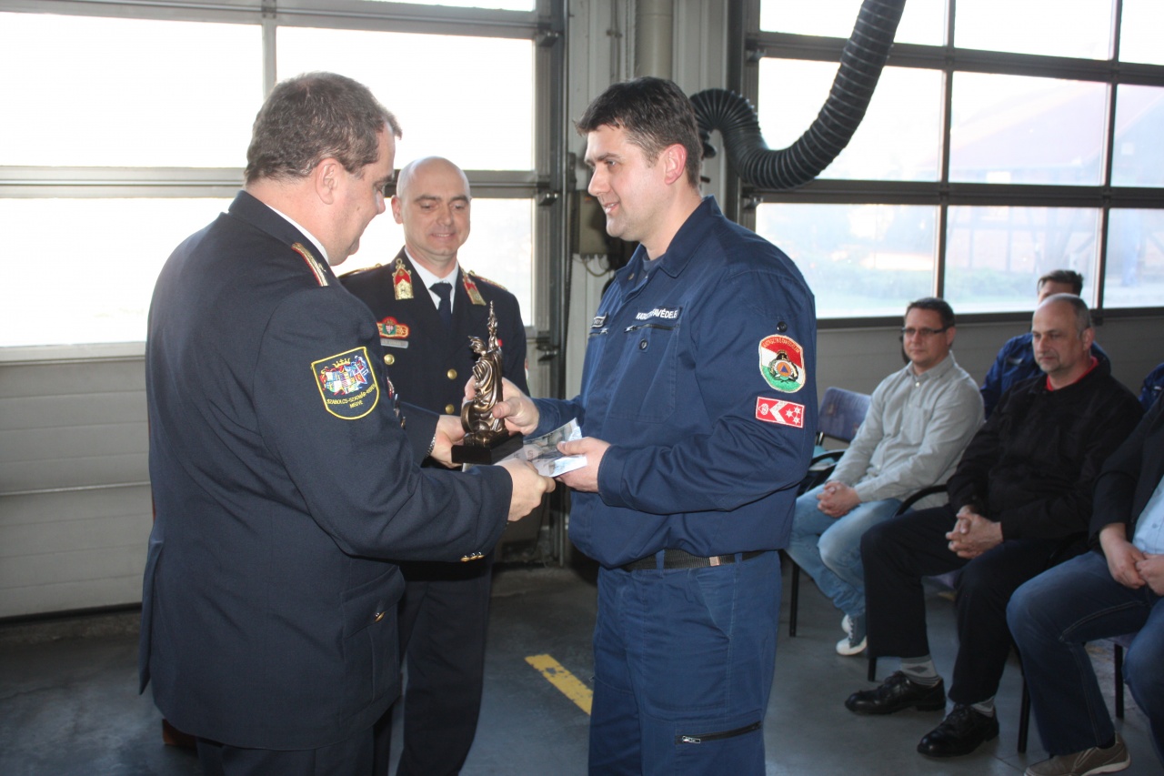 Évértékelő elismerésekkel