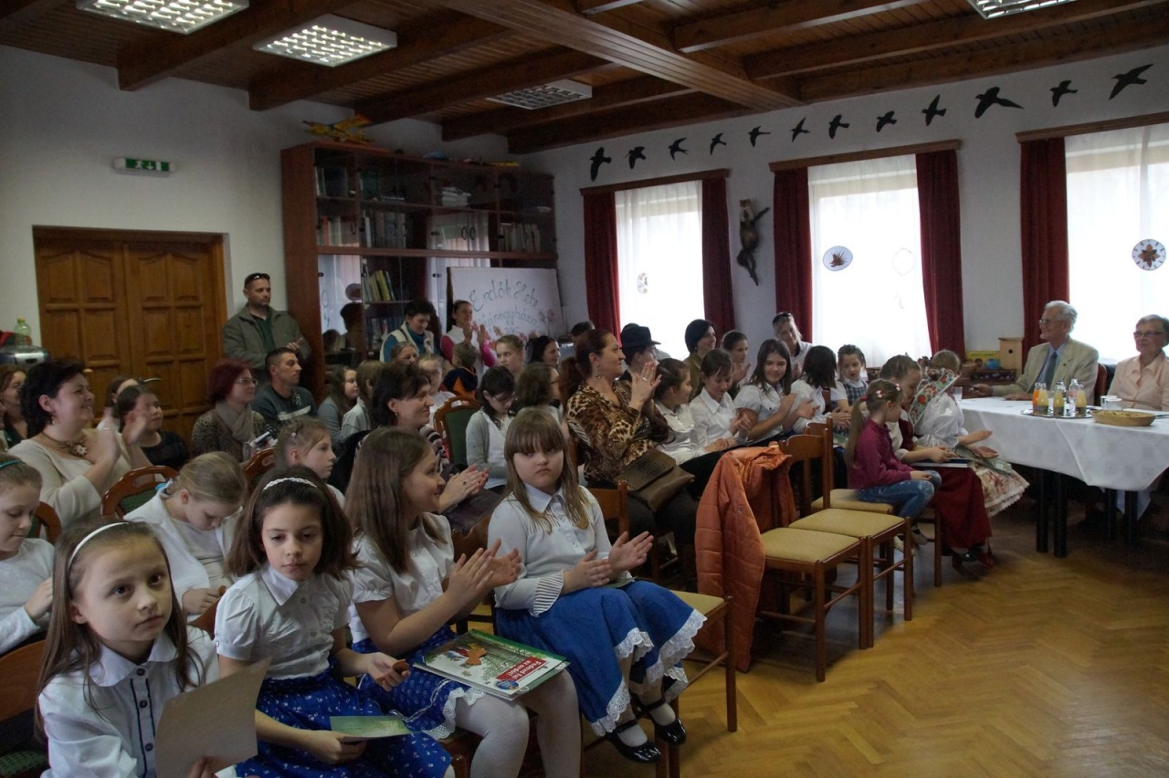 Több mint félszázan énekeltek az erdei iskolában