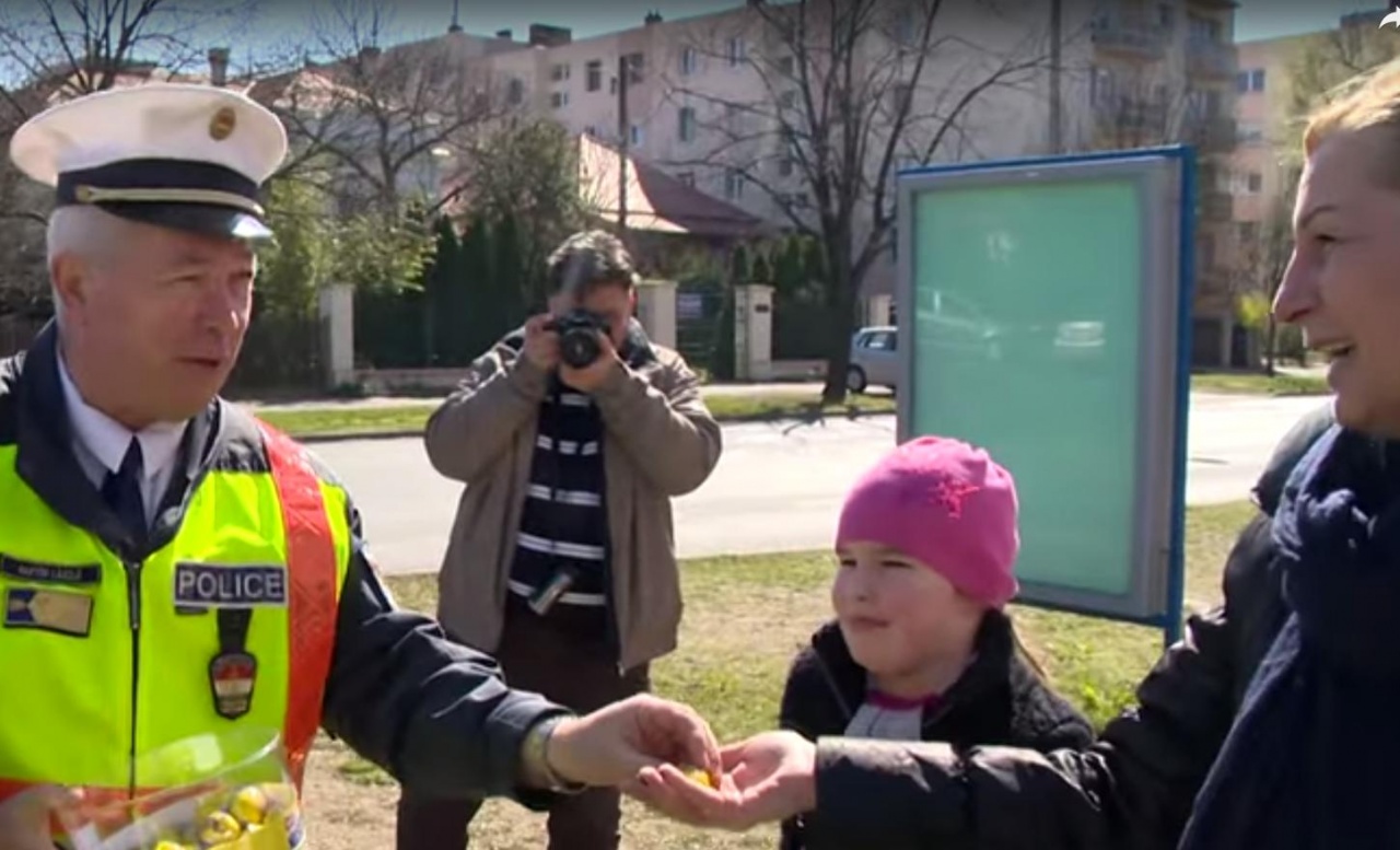 Most a rendőrök adtak csokitojást