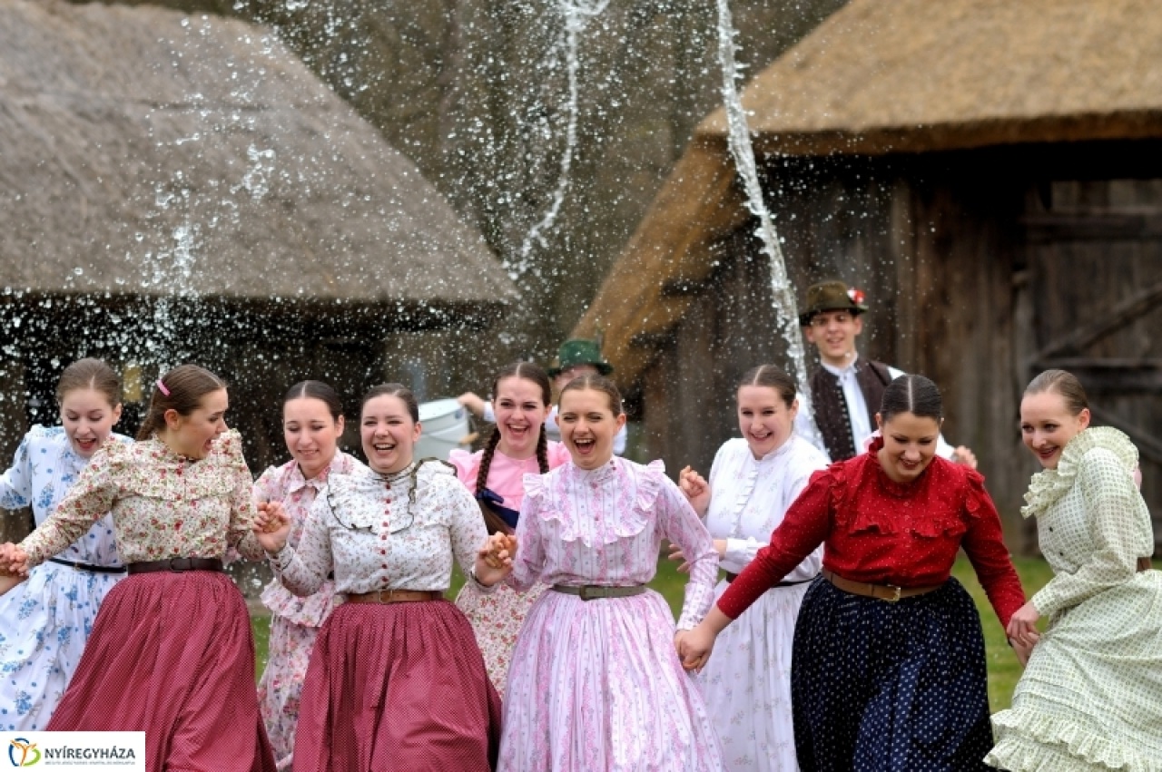 Kútvízzel locsolták a lányokat a Múzeumfaluban