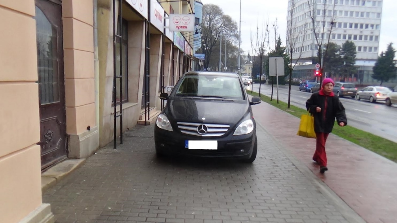 Parkolás úton – útfélen és „zöldön”