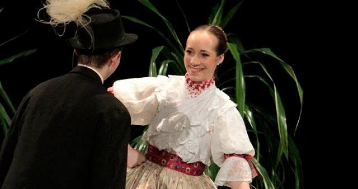 Dede Flóra született néptáncos