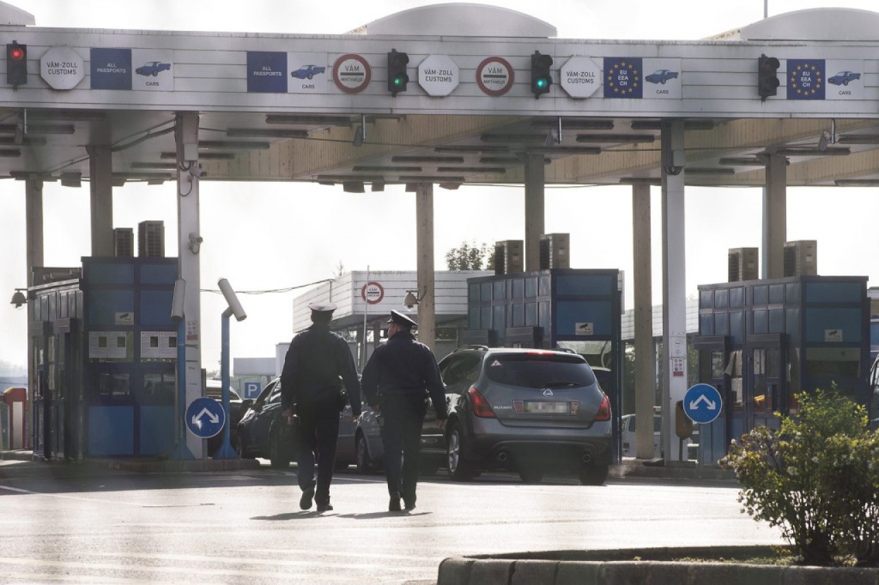 Mikrobuszok sora a záhonyi határnál