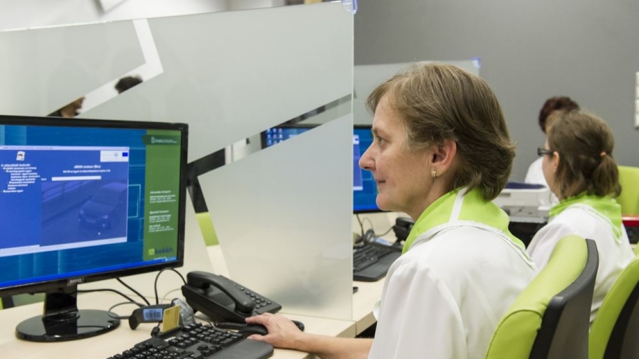 Béremelésre számíthatnak az ügyfelező közszolgák