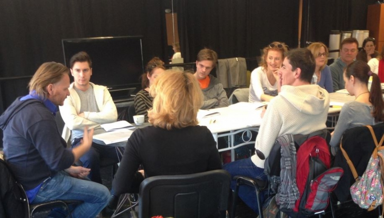 Tekintsen be a Tudós nők című előadás kulisszái mögé!