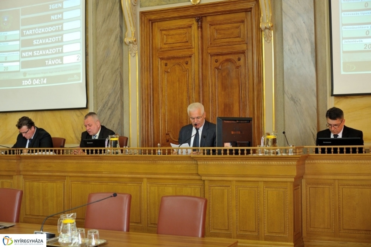 Közgyűlés: uszoda és jégcsarnok épülhet a város közepén!