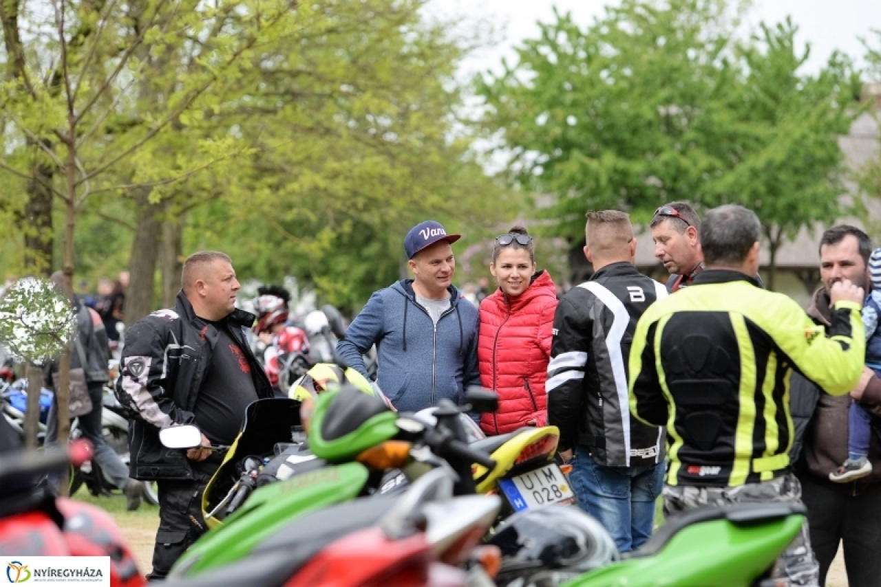 Segítenek a motorosok