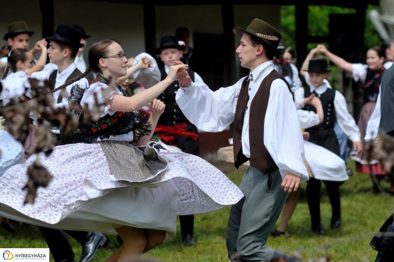Zenével, tánccal ünnepeltek