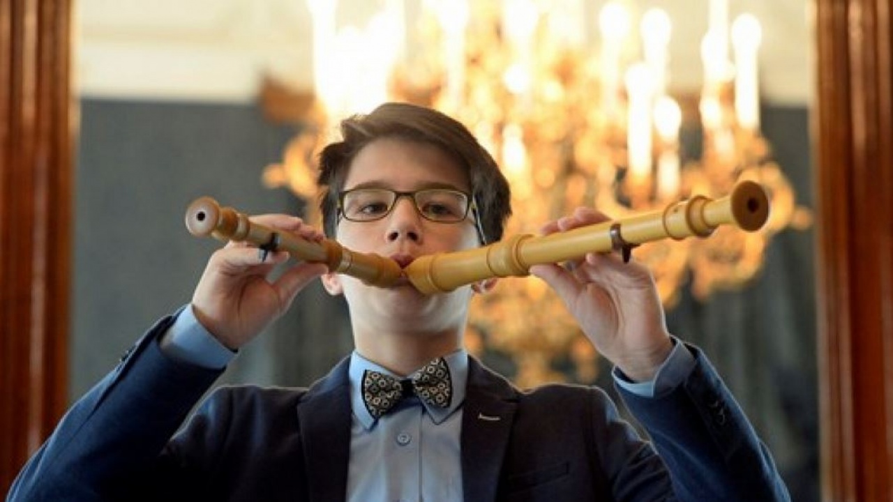 Két furulyán játszik a döntőben a virtuóz