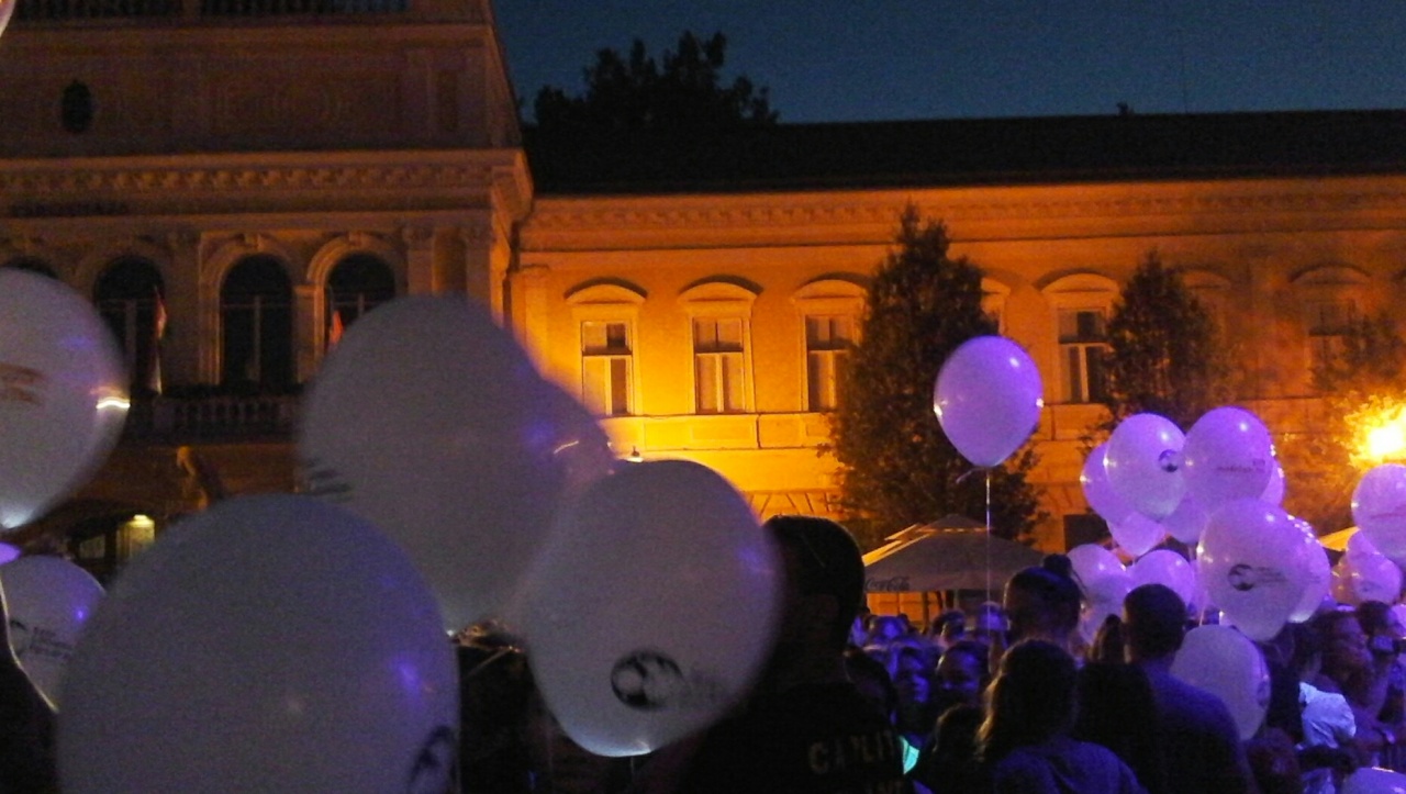 Lámpásként világítottak a lufik az égen