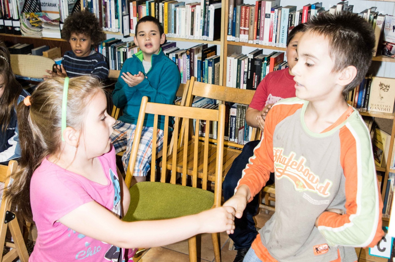 Olvasólétrán a Vécsey utcán