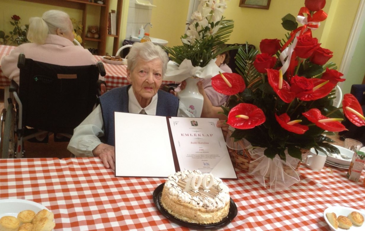 Boldog születésnapot Karolina néni!