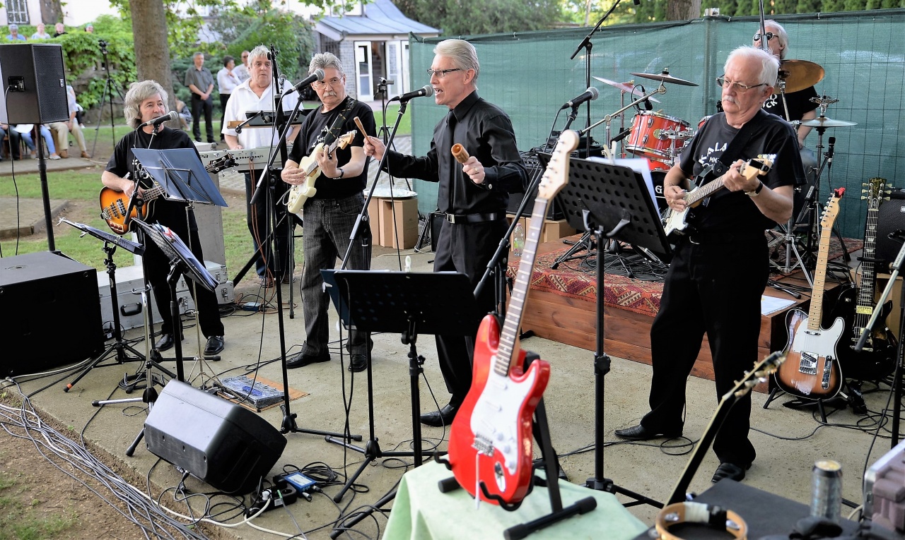 Elnémult a piros gitár...