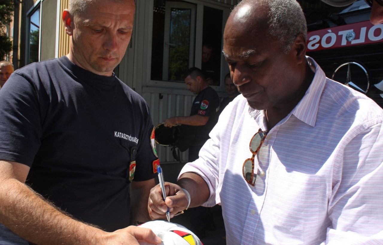 Tűzoltókkal találkozott a világbajnok labdarúgó