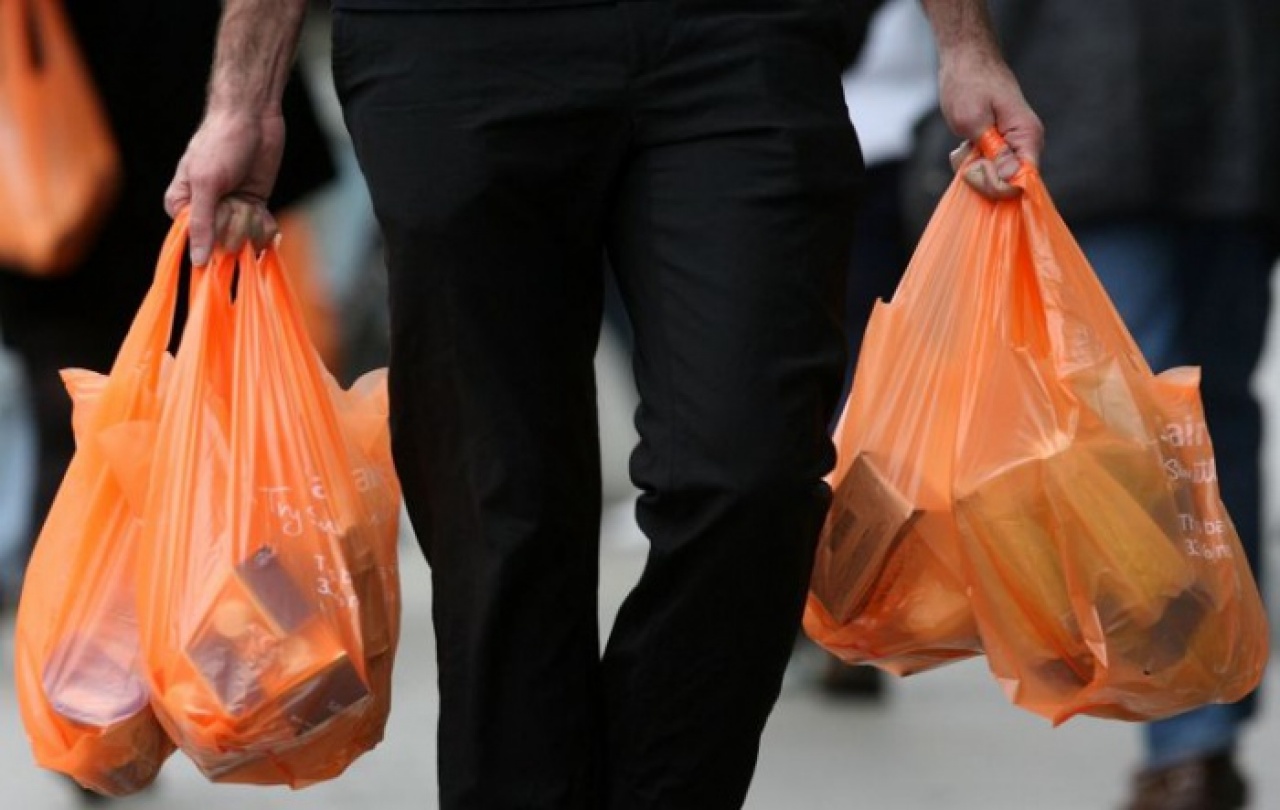 Háromszázmillió műanyag zacskóba fullad bele Magyarország